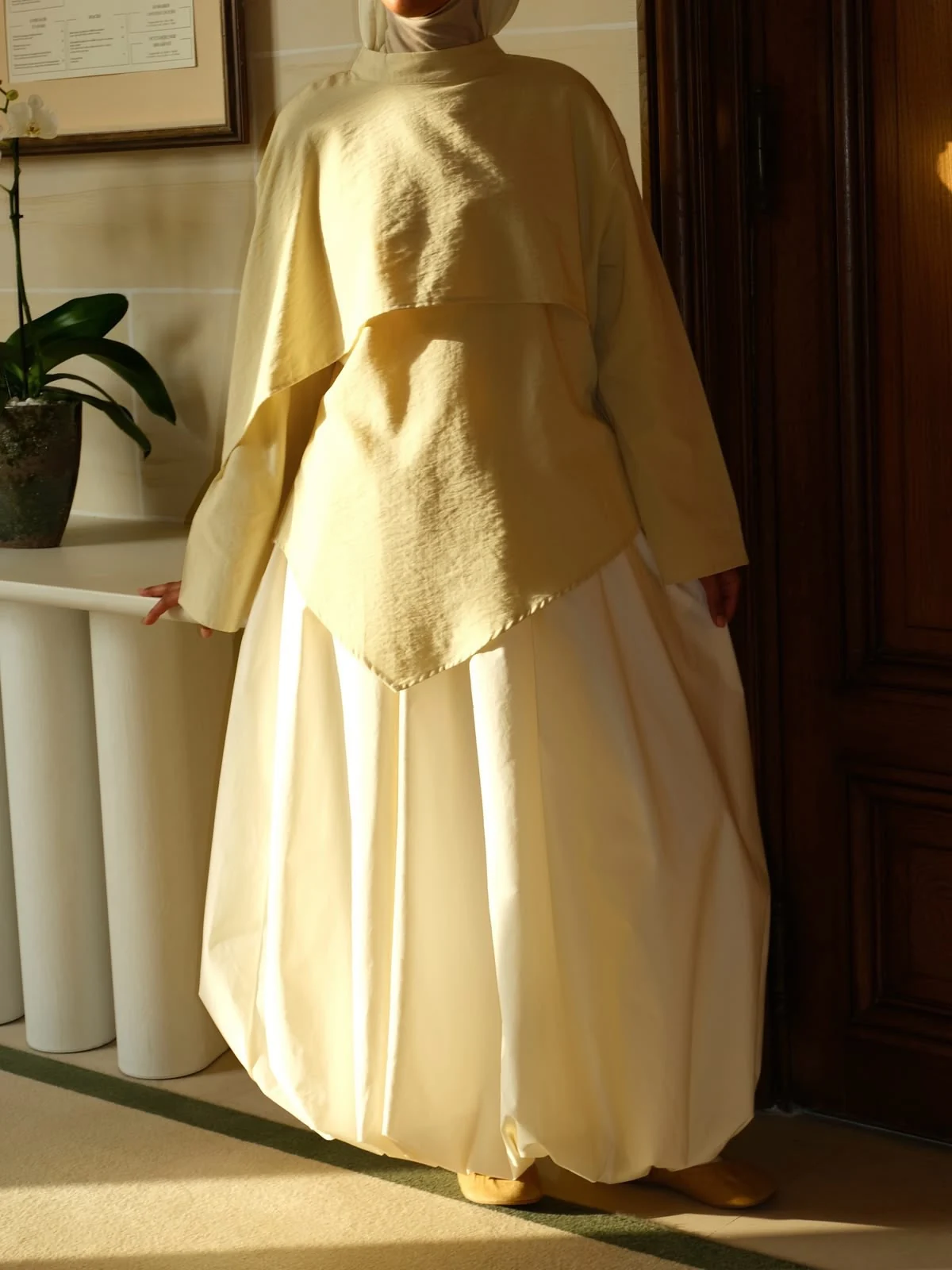Ensemble jaune doux sous la lumière