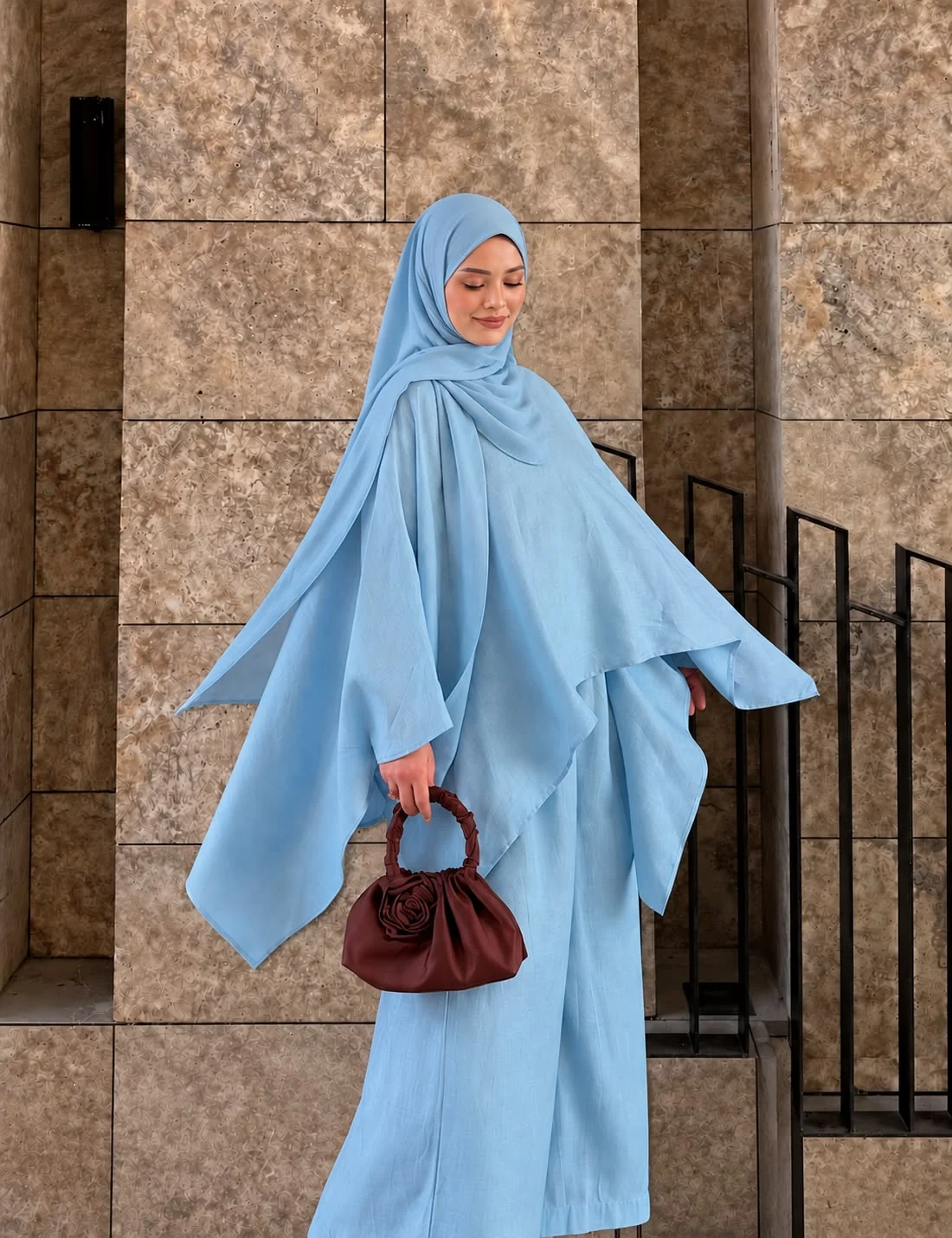 Robe bleu ciel, lignes longues et fluides